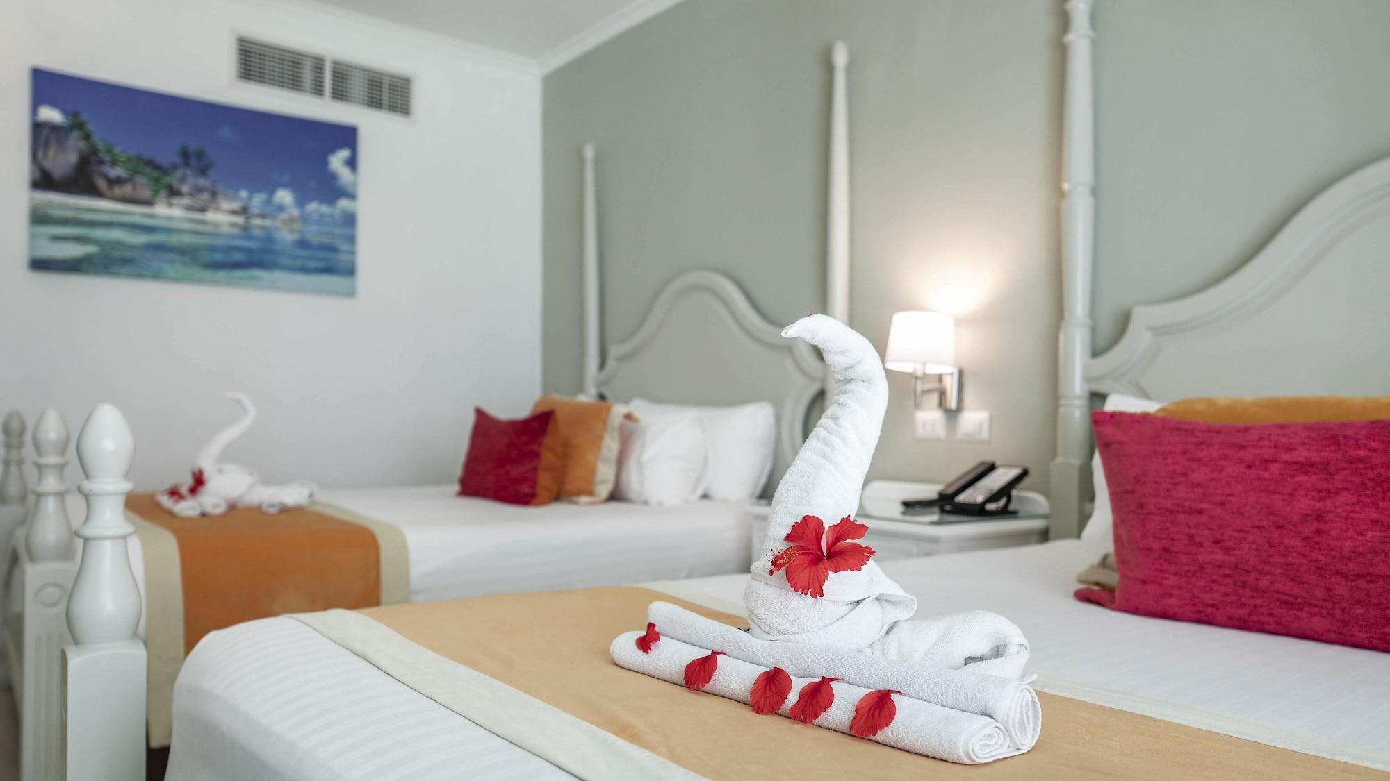 Be Live Collection Punta Cana (Adults Only) מראה חיצוני תמונה A towel swan