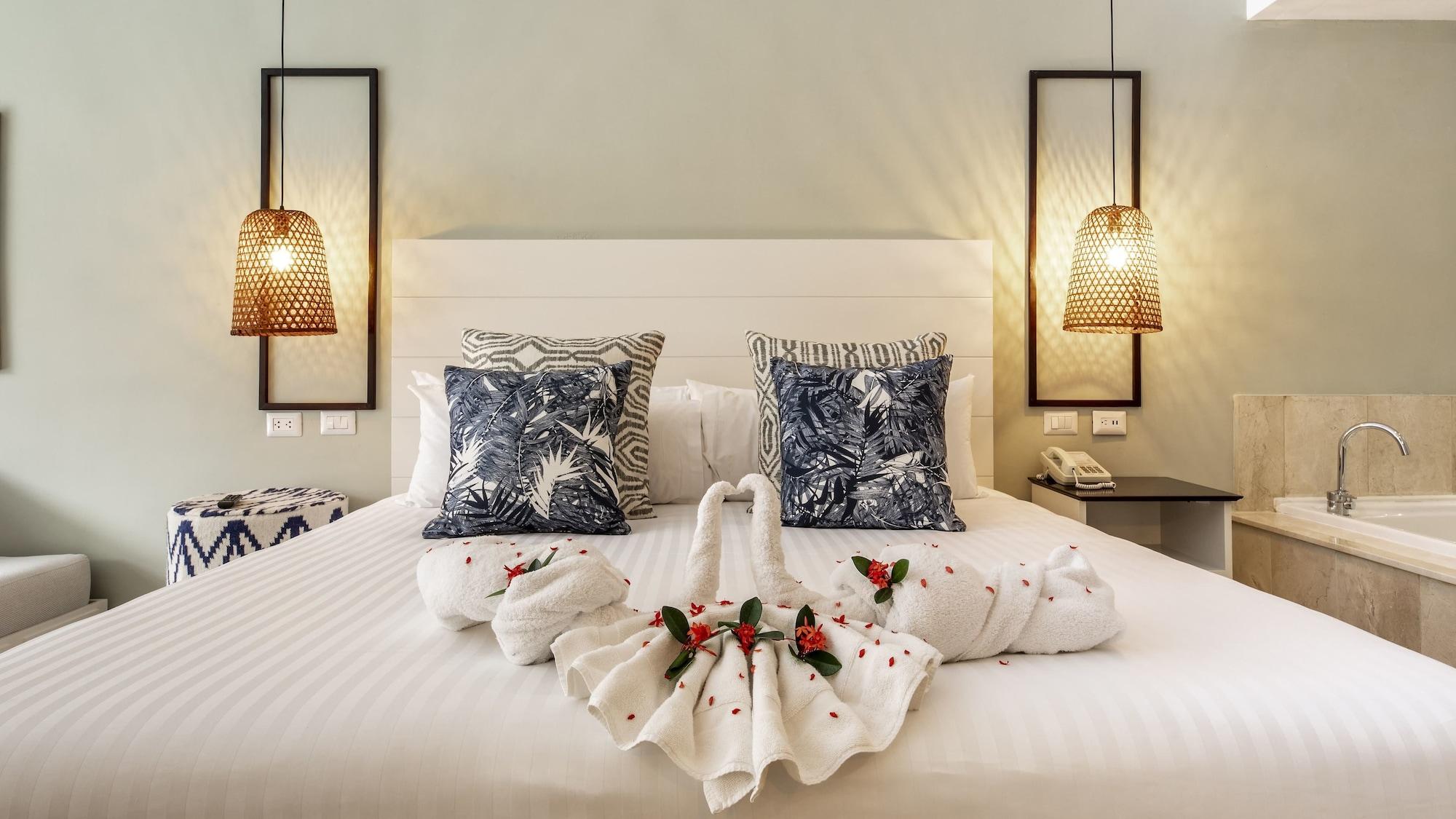 Be Live Collection Punta Cana (Adults Only) מראה חיצוני תמונה A bed with a towel swan