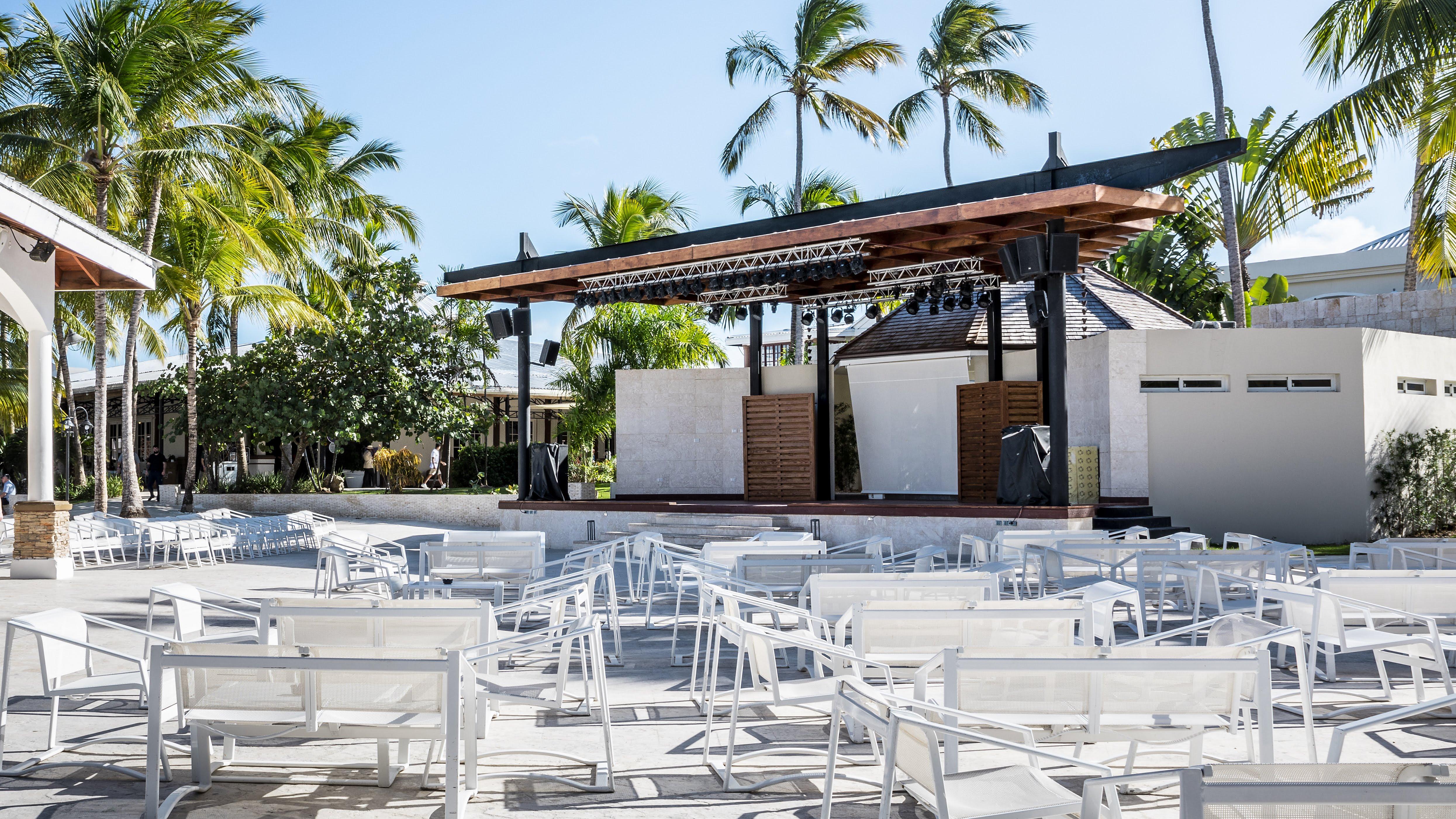 Be Live Collection Punta Cana (Adults Only) מראה חיצוני תמונה The stage at the resort's main pool